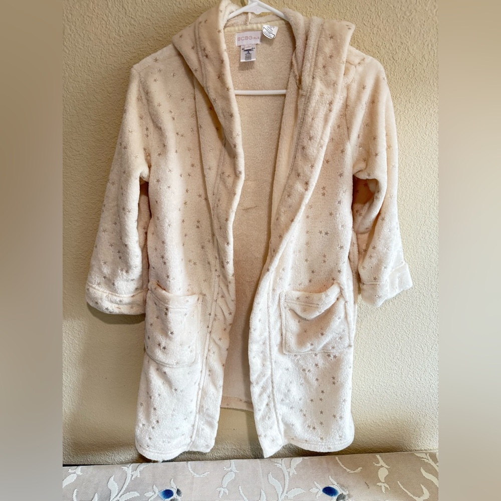 BCBGirls Cream Fleece Robe. Like New.